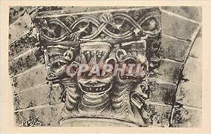 Bild des Verkufers fr Carte Postale Ancienne Eglise de Cunault (M et L) Pilier 13 Monstre a Plusieurs Tetes Symbole de la Bete de l'Apocalypse zum Verkauf von CPAPHIL