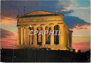 Seller image for Carte Postale Moderne Agrigento Le temple de la Concorde illuminee par les reflecteurs au coucher du soleil for sale by CPAPHIL