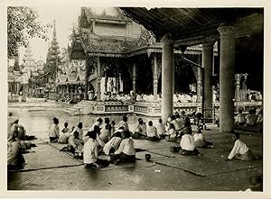 Birmanie, Rangoon, Typical scene in Shwe Dagon Pagoda
