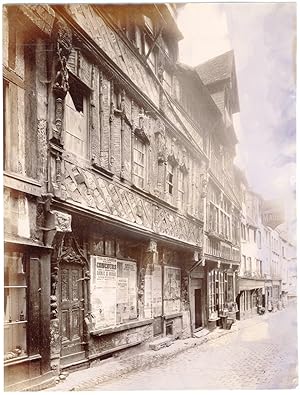 France, Lisieux, façade de maison typique, sculptures, ornements et gargouilles