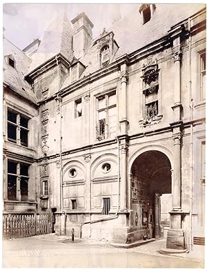 France, Caen, vue sur une fenêtre typique, gargouille, décoration