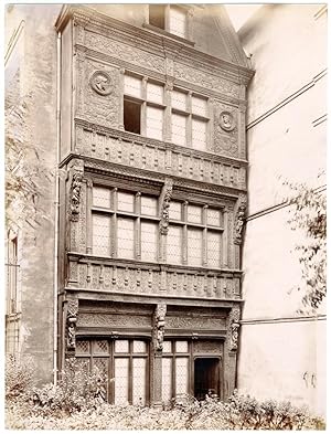 France, Rouen, vue sur une façade typique, ornements, gargouilles, sculptures