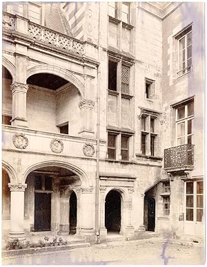 France, Blois, cour intérieure sur une façade typique, décoration, ornements