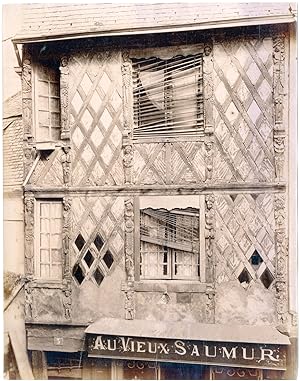France, Saumur, façade de maison typique, magasin ''au vieux Saumur''
