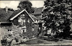 Bild des Verkufers fr Ansichtskarte / Postkarte Nachrodt Wiblingwerde im Sauerland, Kurheim Gut Sassenscheid, Auenansicht, Efeu, Garten zum Verkauf von akpool GmbH