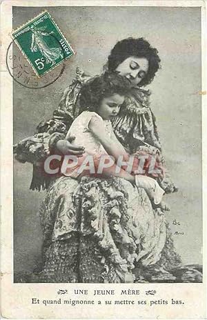 Image du vendeur pour Carte Postale Ancienne Une Jeune Mere Et Quand Mignonne a sur Mettre ses Petits Bas mis en vente par CPAPHIL