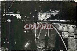 Bild des Verkufers fr Carte Postale Moderne Luxembourg la nuit pont adolphe avec siege du plan zum Verkauf von CPAPHIL