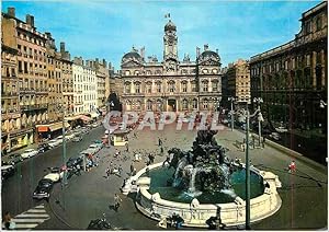 Bild des Verkufers fr Carte Postale Moderne Lyon La Place des Terreaux au Premier plan Fontaine Bartholdi dansle Fond L'Htel de Ville zum Verkauf von CPAPHIL