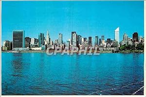 Imagen del vendedor de Carte Postale Moderne East River Skyline showing the United Nation's Building in the left foreground At The right is one Of New York's new a la venta por CPAPHIL