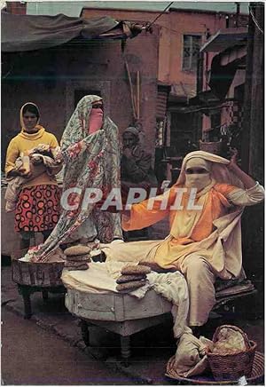 Carte Postale Moderne Marrakech Une Boutique dans la Rue (Remarquez les Femmes au Visage Voîle)