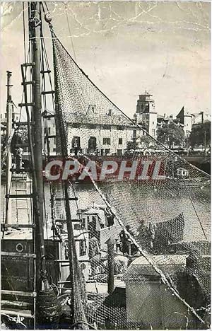 Image du vendeur pour Carte Postale Moderne St Jean de Luz Le Port La Maison Louis XIV et l'Eglise Bateaux de peche mis en vente par CPAPHIL