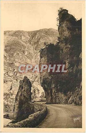 Bild des Verkufers fr Carte Postale Ancienne Gorges du Tarn De Ste Enimie a la Malene la route tres sinueuse longe de hautes falaises verticales zum Verkauf von CPAPHIL
