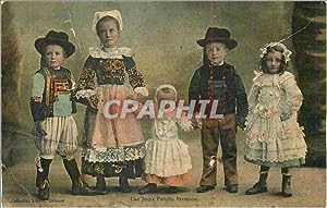 Image du vendeur pour Carte Postale Ancienne Une Jeune Famille Bretonne mis en vente par CPAPHIL