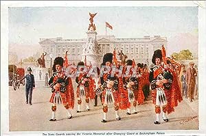 Bild des Verkufers fr Carte Postale Ancienne At Buckingham Palace The Scots Guards Passing the Victoria Memorial after Changing Guard Militaria zum Verkauf von CPAPHIL