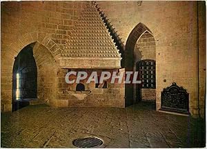 Seller image for Carte Postale Moderne Aigues Mortes (Gard) La ville de Saint Louis La Tour de Constance La Salle des Gardes for sale by CPAPHIL