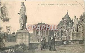 Seller image for Carte Postale Ancienne Palais de Versailles Un Coin de la Cour d'Honneur for sale by CPAPHIL