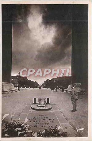 Image du vendeur pour Carte Postale Moderne Paris en Flanant la Tombe du Soldat Inconnu Militaria mis en vente par CPAPHIL