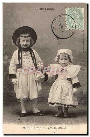 Bild des Verkufers fr Fantaisie - Grand Frere et petite soeur - En Bretagne - Enfants - Adorable Children - Carte Postale Ancienne zum Verkauf von CPAPHIL