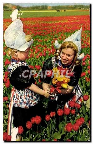 Bild des Verkufers fr Carte Postale Ancienne Fantaisie La Hollande en parures de fleurs zum Verkauf von CPAPHIL