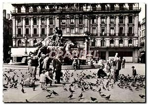 Carte Postale Ancienne Lyon Les pigeons de la place des terreaux et la fontaine Bartholdi