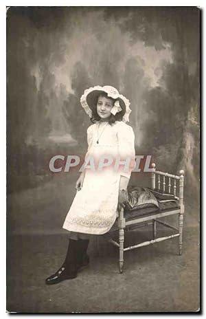 Bild des Verkufers fr CARTE PHOTO Fantaisie - Enfants - Bebe - Baby - - CPFantaisie - Enfants - Fille - little girl with pretty hat r - Carte Postale Ancienne zum Verkauf von CPAPHIL