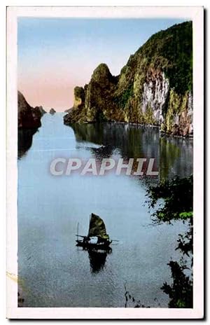 Bild des Verkufers fr Carte Postale Ancienne Nord Vietnam Baie d'Along vue prise de la grotte de la surprise zum Verkauf von CPAPHIL