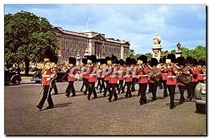 Bild des Verkufers fr Carte Postale Semi Moderne Guards Band near Buckingham Palace London zum Verkauf von CPAPHIL