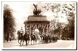 Seller image for Carte Postale Ancienne Guards Passing Wellington Arch London for sale by CPAPHIL