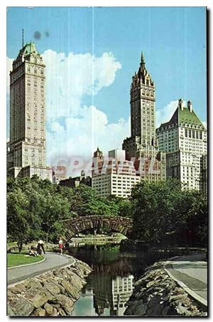 Imagen del vendedor de Carte Postale Ancienne Central Park New York City A winding brook and picturesque bridge in Central Park in the heart of a la venta por CPAPHIL