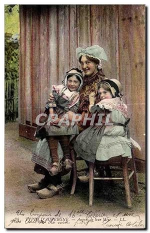 Carte Postale Ancienne Types D'Auvergne Aupres de leur Mere Folklore Costume Femme Enfants