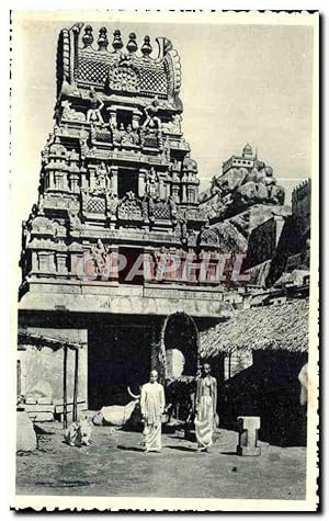 Bild des Verkufers fr Carte Postale Ancienne Indes Devant cette Pagode hindoue deux brahmes India Inde zum Verkauf von CPAPHIL