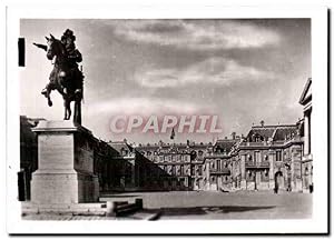 Seller image for Carte Postale Semi Moderne Chteau de Versailles Statue de Louis XIV et cour d'honneur for sale by CPAPHIL