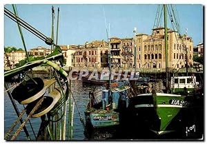 Image du vendeur pour Carte Postale Moderne Saint Jean De Luz Le Port de Peche En arriere plan la Maison Bateaux mis en vente par CPAPHIL