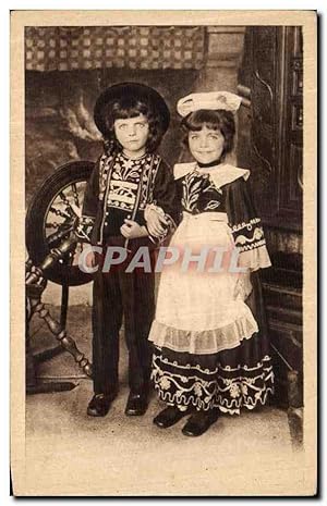 Image du vendeur pour Carte Postale Ancienne Autour Des Lits Clos Bretons Ils sont tout plein gentils les enfants du pays Folklore Costume mis en vente par CPAPHIL