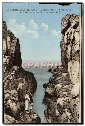 Image du vendeur pour Carte Postale Ancienne Ploumanach Le Gouffre situe a la Pointe du Diable entre deux rochers de mis en vente par CPAPHIL