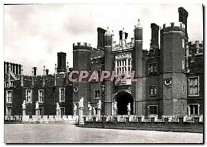 Seller image for Carte Postale Ancienne Hampton Court Place Middlesex The great gatehouse and the bridge for sale by CPAPHIL