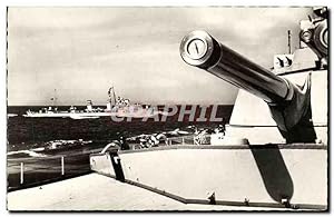 Image du vendeur pour Carte Postale Moderne Bateau Guerre Le Navire anglais Fame Passant Devant le Cuirasse Repulse mis en vente par CPAPHIL