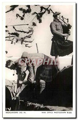 Image du vendeur pour Carte Postale Moderne Militaria 2eme guerre mondiale Highlanders dig in mis en vente par CPAPHIL