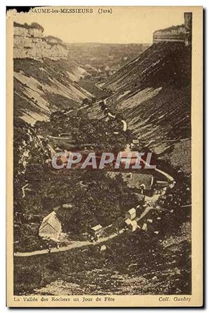 Bild des Verkufers fr Carte Postale Ancienne Baume les Messieurs La valle des rochers un jour de fte zum Verkauf von CPAPHIL