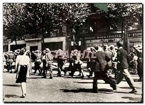 Image du vendeur pour Carte Postale Moderne Militaria 2eme guerre mondiale Liberation de Paris Des prisonniers allemands sont emmenes par les soldats americain mis en vente par CPAPHIL