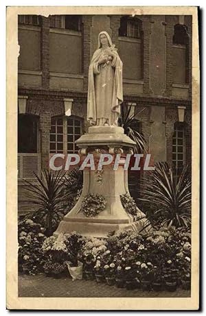 Bild des Verkufers fr Carte Postale Ancienne Statue de Sainte Therese de l'Enfant Jesus dans la cour d'entre du Carmel de Lisieux zum Verkauf von CPAPHIL