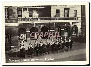 Image du vendeur pour Carte Postale Moderne Changing Guard Whitehall London mis en vente par CPAPHIL