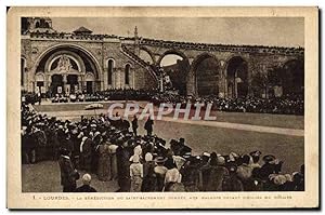 Image du vendeur pour Carte Postale Ancienne Lourdes La Benediction Du Saint Sacrement donnee aux malades devant l'glise du Rosaire mis en vente par CPAPHIL