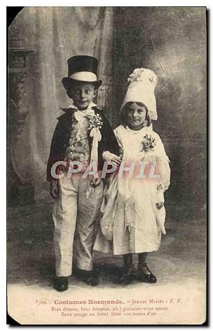 Immagine del venditore per Carte Postale Ancienne Costumes Normands Jeunes Maries Enfants Folklore venduto da CPAPHIL