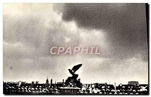 Seller image for Carte Postale Moderne Paris Venezia Place des Vosges Pigeon for sale by CPAPHIL