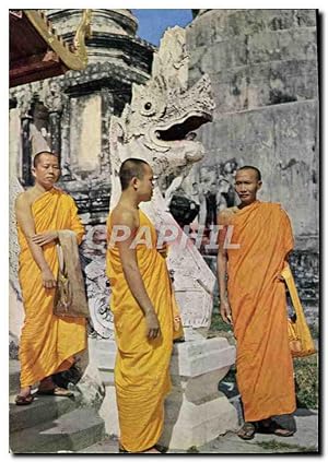 Image du vendeur pour Carte Postale Moderne Thailande Trois Bonzes Thais Dans Leurs Habits Monacaux Jaunes mis en vente par CPAPHIL