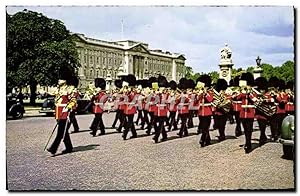 Seller image for Carte Postale Moderne Guards Band Near Buckingham Palace London for sale by CPAPHIL