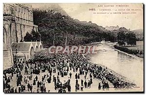 Carte Postale Ancienne Lourdes La foule des pelerins se rendant a la grotte miraculeuse