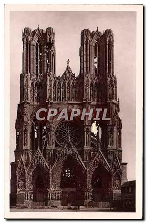 Bild des Verkufers fr Carte Postale Ancienne Reims La Cathdrale apres la Guerre La Faade Militaria zum Verkauf von CPAPHIL