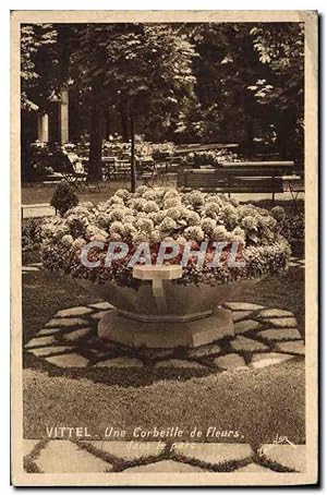 Carte Postale Ancienne Vittel Une Corbeille de Fleurs Dans le Parc